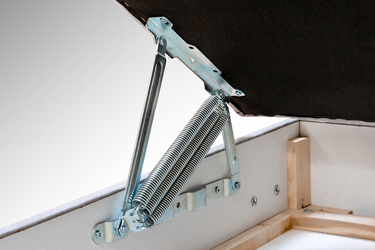 Løftemekanisme med fjeder